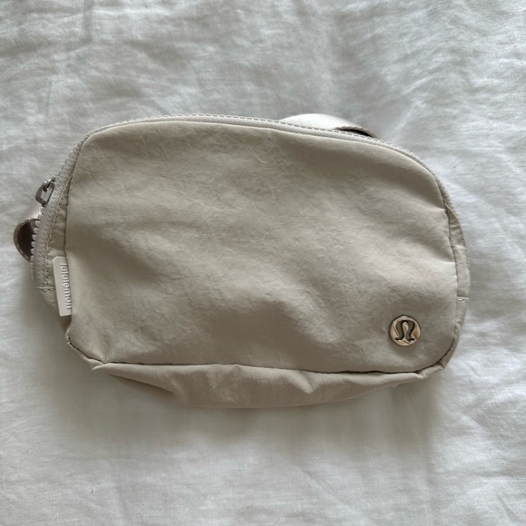 Lululemon Everywhere Belt Bag White Opal 1L brand new with tags - Picture 2 of 10